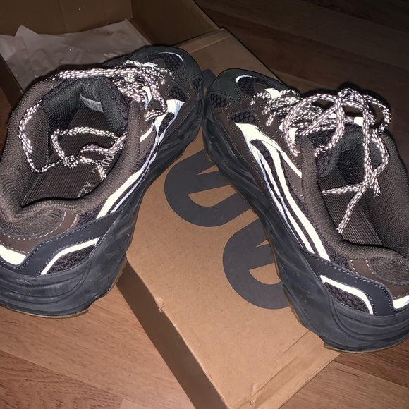 Adidas Yeezy Boost 700 V2 Geode 7.5 Womens - Picture 6 of 9